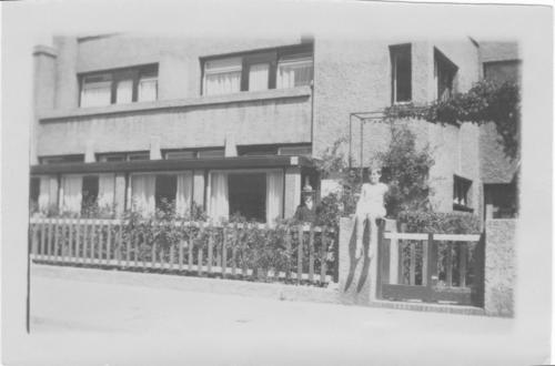 Magnoliastraat 9, 1928.Willem van Voorthuizen en dochter Wilhelmina